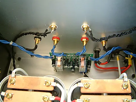 輸入部份的訊號強度較小,較容易受到干擾,所以就把訊號線與地線絞合,若再貼上銅箔膠帶蔽屏下地則會更好。輸出端因為訊號已經過放大,較不容易受干擾,所以就直接拿兩股 OCC 銅線拉到喇叭保護器,再拉到喇叭端子。有些朋友可能覺得安裝喇叭保護器會影響音質,但是弟以為犧牲一點音質總比把喇叭燒壞還划算吧!而且 Relay 接點的品質比一般的搖頭開關應該好上不少