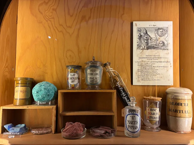 有涉獵煉金術的人一定知道，右上角是出自於Chymisches Lustgärtlein一書中關於Hermes Trismegistus以及Coniunctio的煉金術思想的圖示。