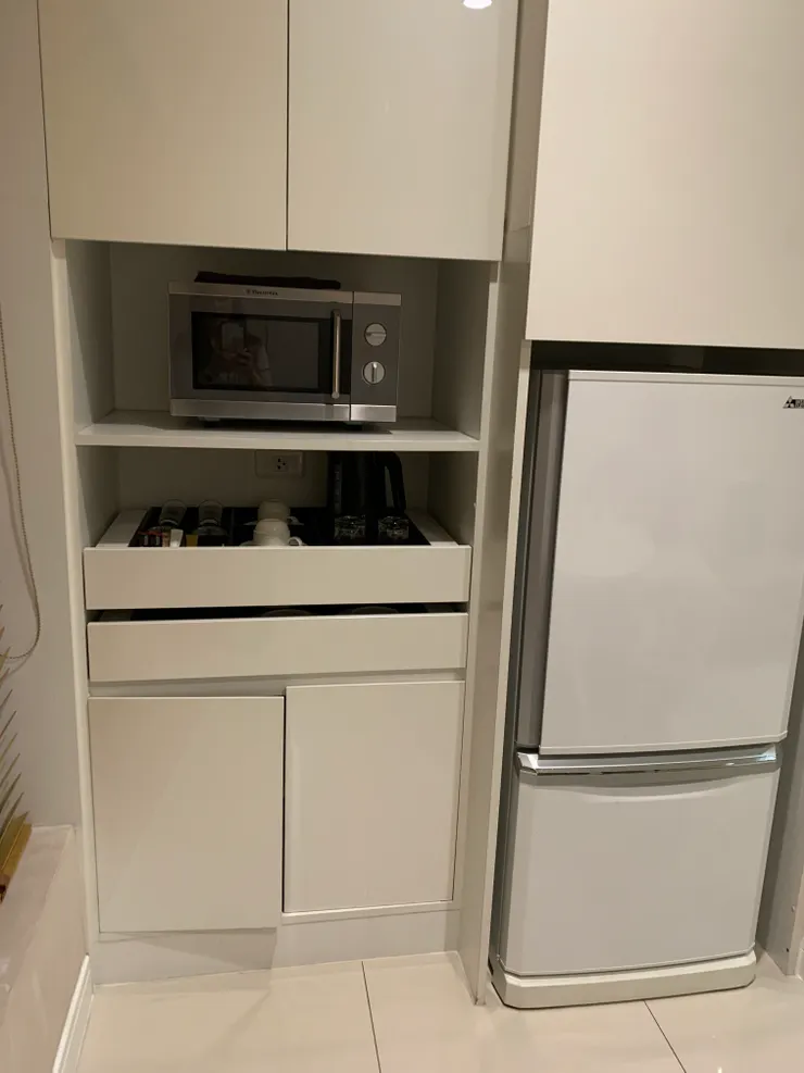 小廚房,再大一點的套房就有洗衣機跟爐台。