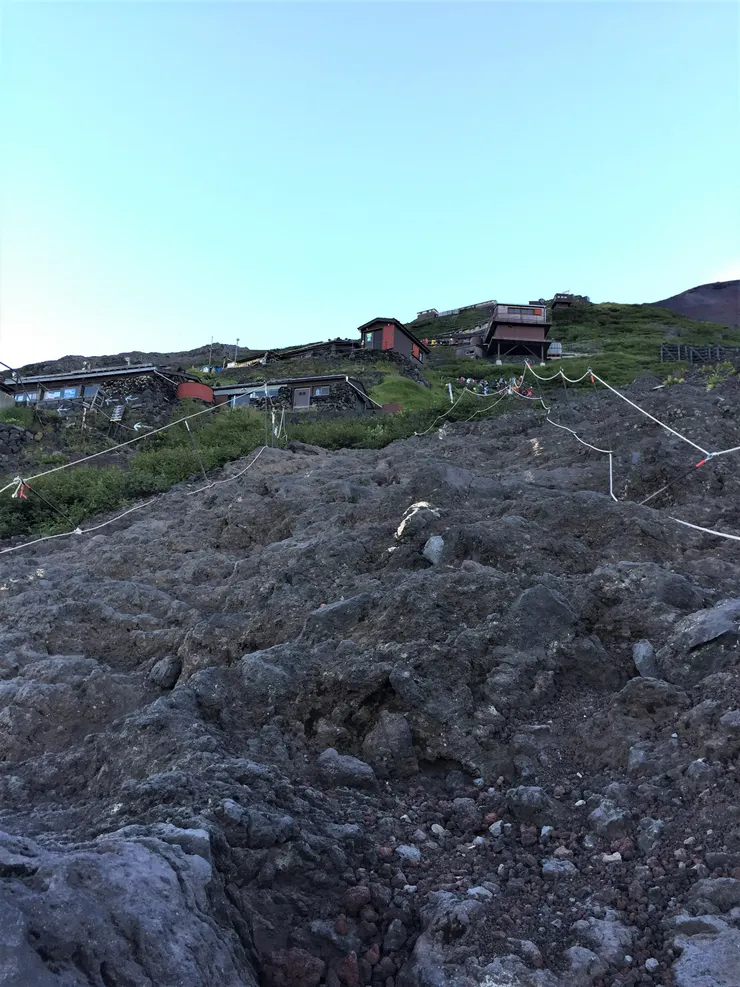 手腳並用的往上爬