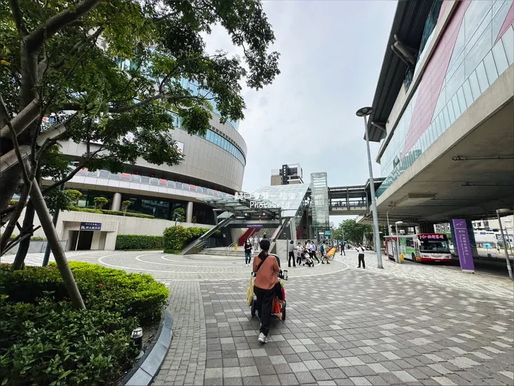 桃園捷運A19的外觀。前方那透明建築物是電梯，超方便。