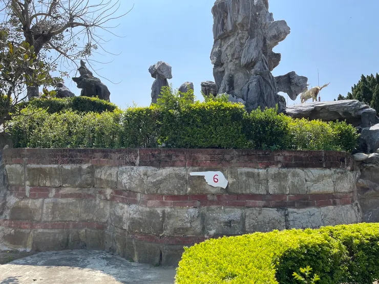 沿著路往下走就會看到指標6