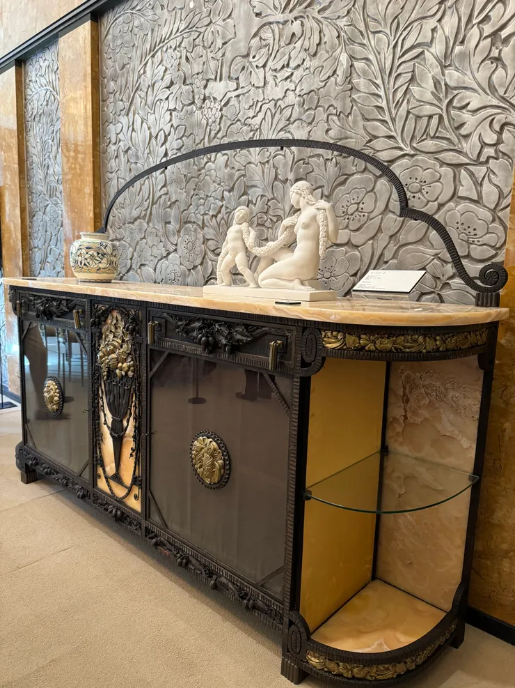 宴會廳裡的櫃子， 將近一百年上面的大理石檯面還是光潔如新