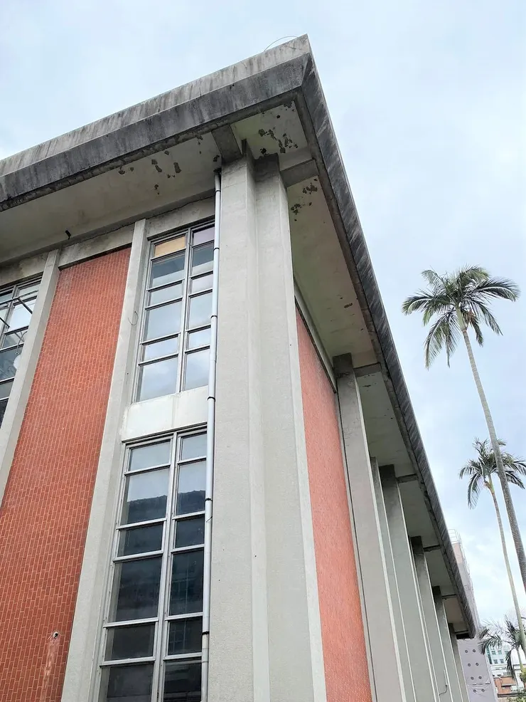 台大法學院圖書館。仿木構的出挑，強調結構與柱子的銜接關係