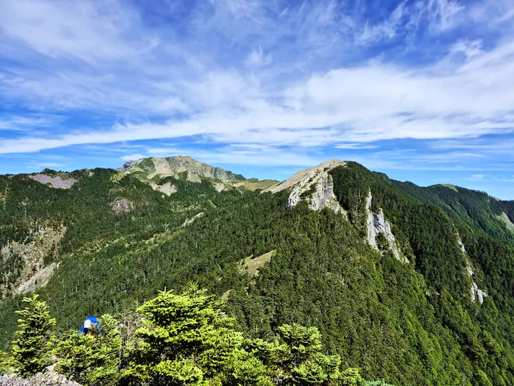 ▲回望南湖大山及南湖大山東峰