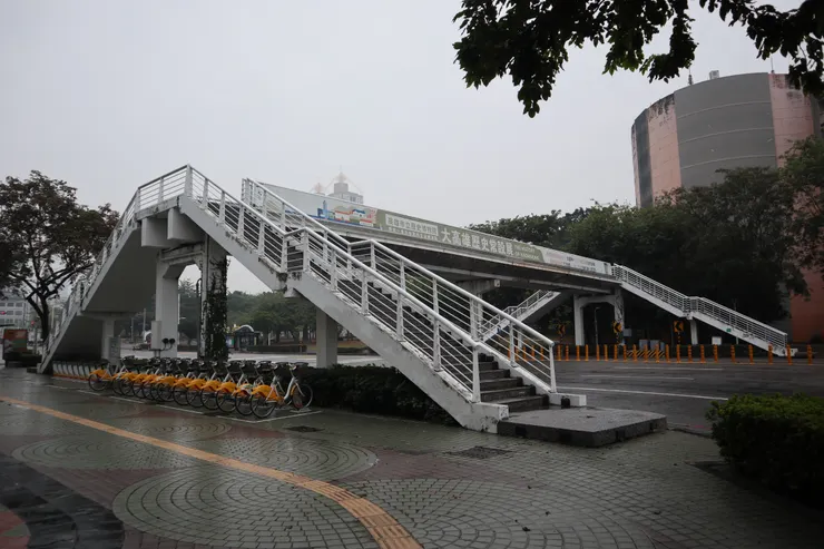 史博館前橫跨中正路的真達陸橋