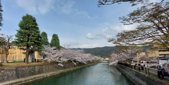 美術館前