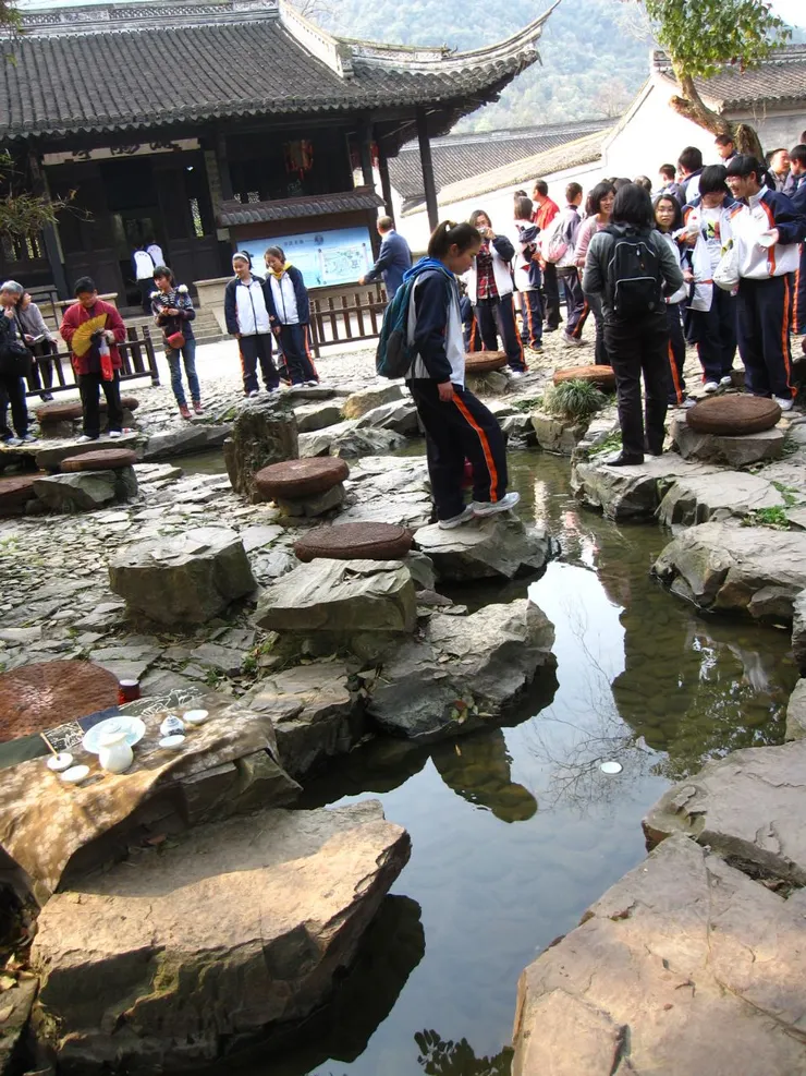 剛好碰上中學生畢業旅行，請學生一起來曲水流觴喝茶