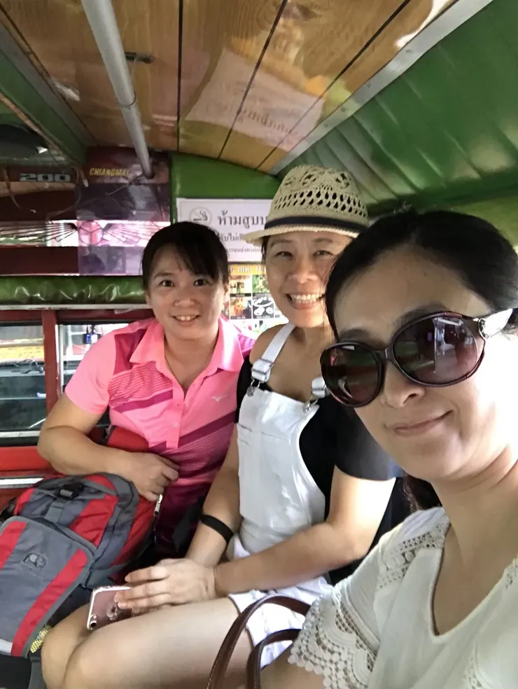 搭嘟嘟車去呷奔