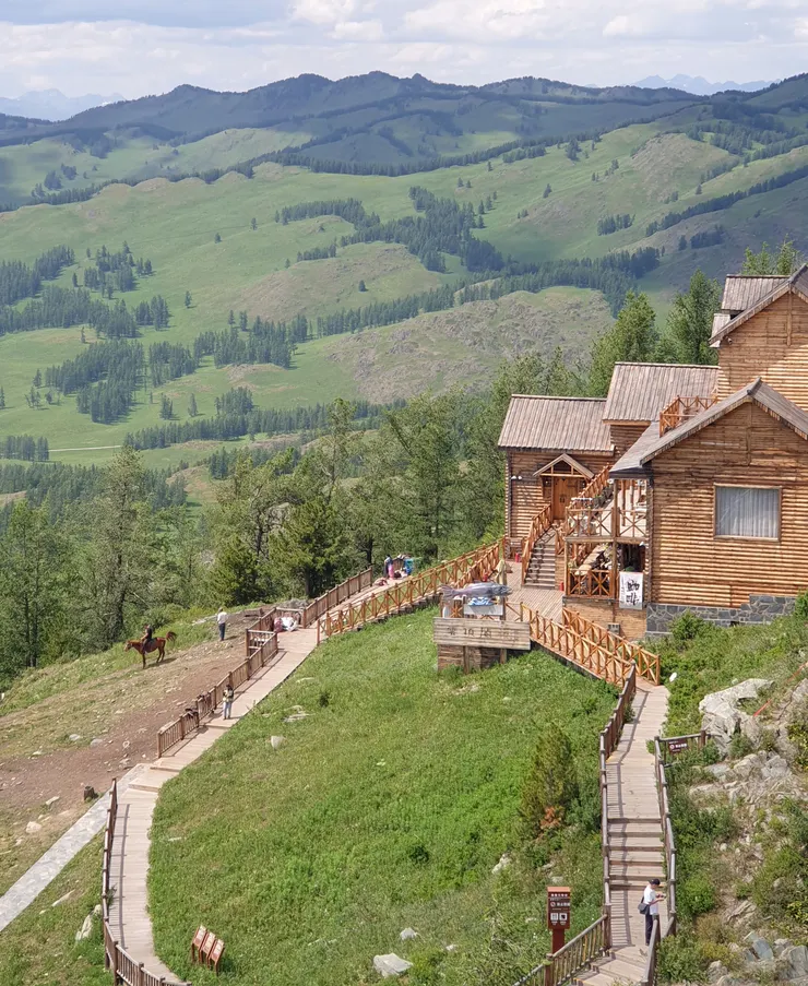 草坡上的木屋群很有特色,坐在這欣賞草原風光實在太享受了