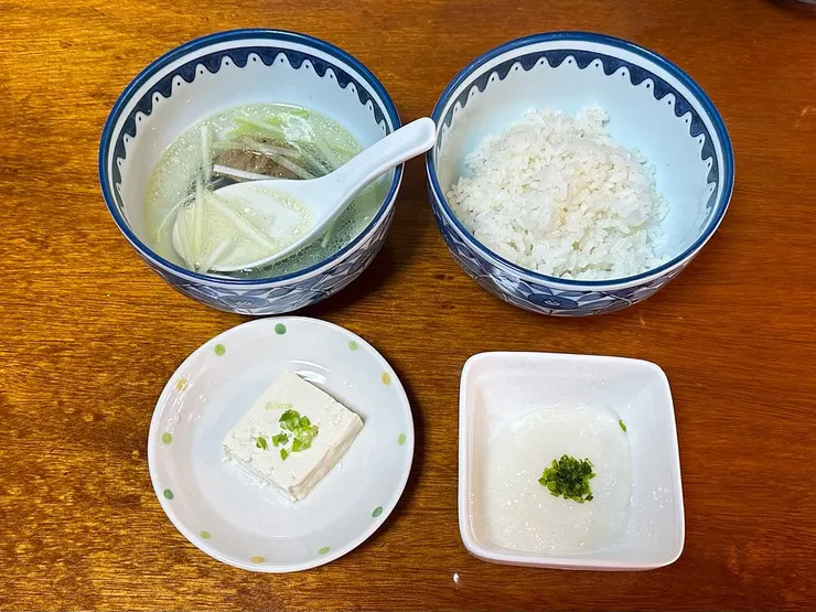 忘記了把整個套餐拍大合照，只有先把牛尾湯、凍豆腐、淮山（山藥）蓉及白飯堆起來拍照。