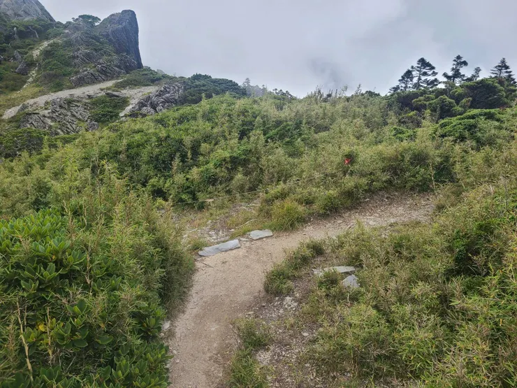 南湖南峰山屋岔路口,跨越紅色封鎖線