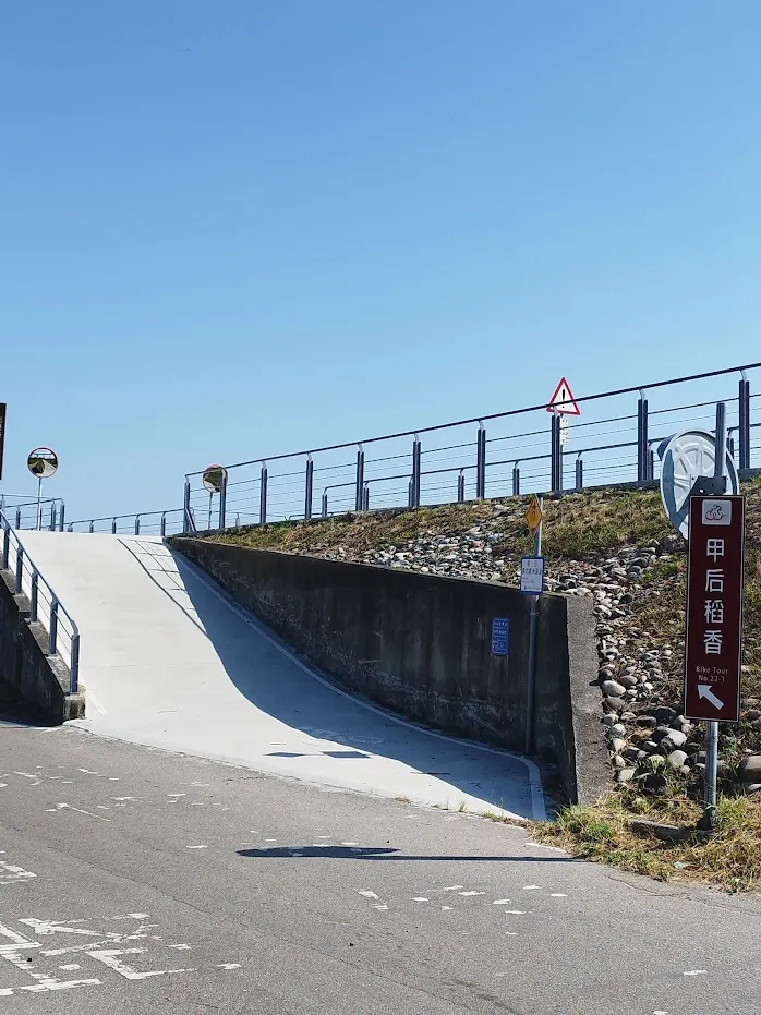 平面道路而上磁瑤堤防 必須牽自行車而上 河童拍攝/2023年