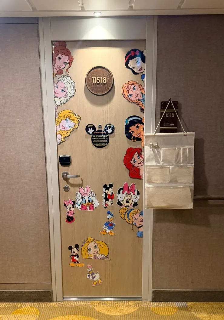 可以放小禮物在門旁邊的袋子