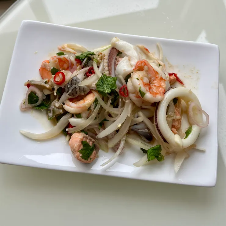 之前做過的泰式涼拌海鮮,用了比較濃稠的醬汁,再搭配有口感的輔料如薄荷、辣椒、洋蔥、蒜頭等。