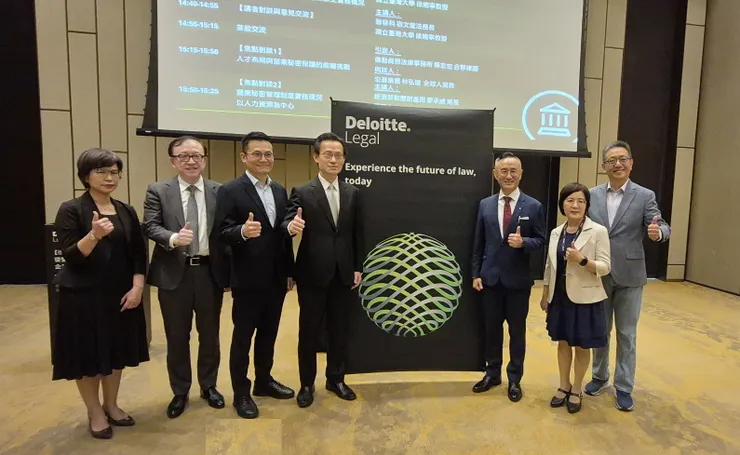 從左至右：臺灣大學教授徐婉寧、聯發科技股份有限公司法務長宿文堂、宏碁集團全球人資長林弘道、勤業眾信聯合會計師事務所總裁柯志賢、德勤商務法律事務所合夥律師蔡志宏、德勤商務法律事務所資深副總經理鄭淑芬、中華人力資源發展協會副理事長狄家葳；攝影：北美智權報／李淑蓮