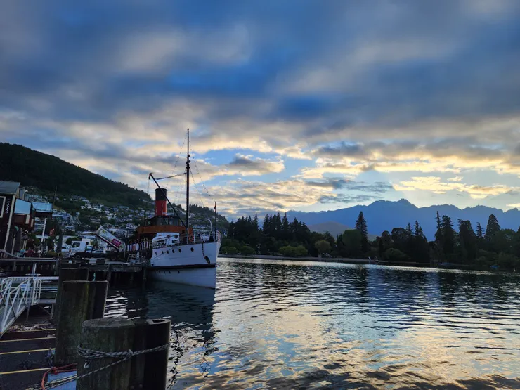 皇后鎮早上出發八點集合，當天有兩台遊覽車一起出發，可見參加的人不少，去服務中心報到、換船票卡，上車就定位後，出發。