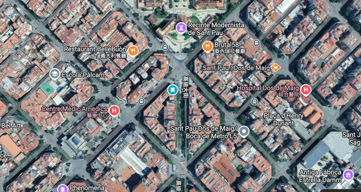 民宿在高第大道標示綠色，對面是聖十字保羅醫院。