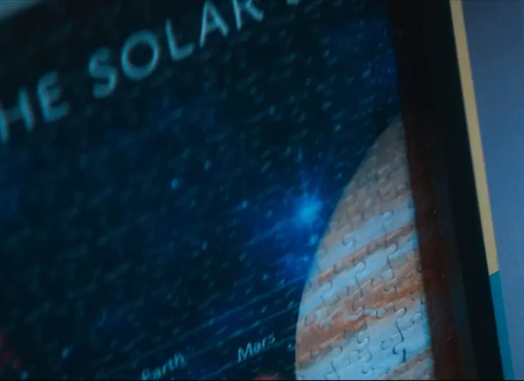 小綴房裡的太陽系拼圖。來源：NETFLIX