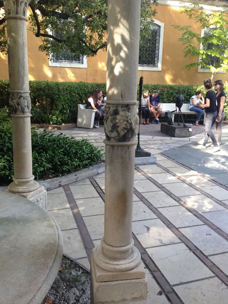 涼亭的雕刻細節也有看頭