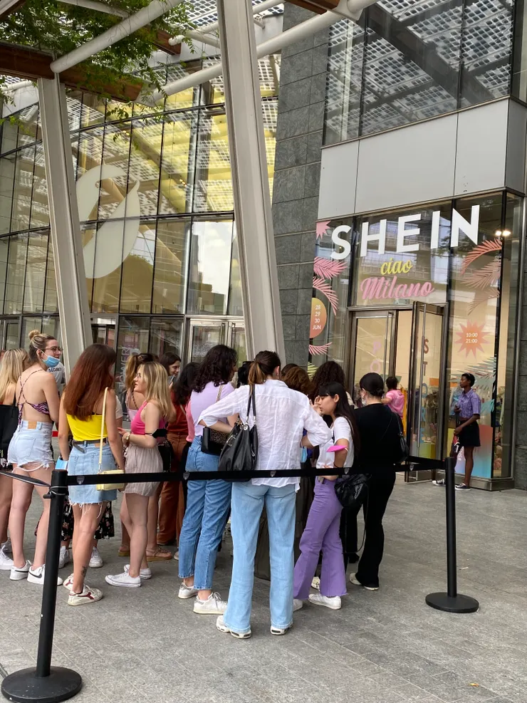 2022年在米蘭的Shein門店深受年輕女孩歡迎
