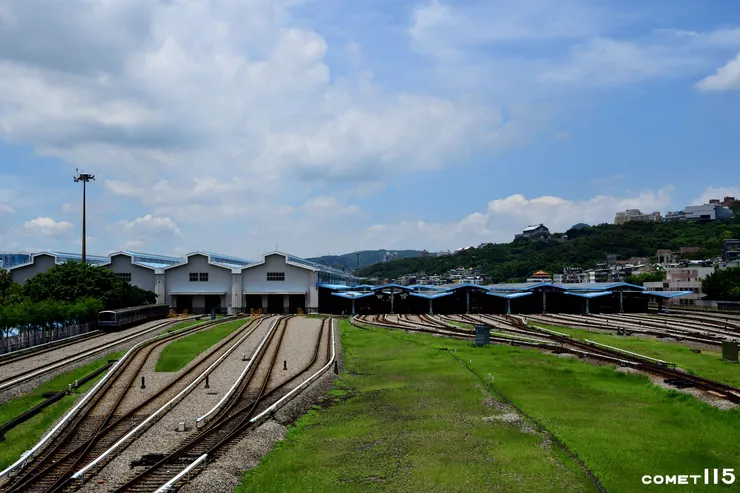 占地寬廣的北投機廠，左邊是維修工廠，右邊則是儲車區