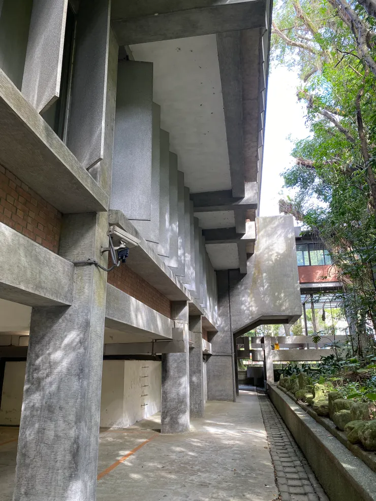 東側二、三樓是圖書區，設置了多組斜板用以濾光遮陽