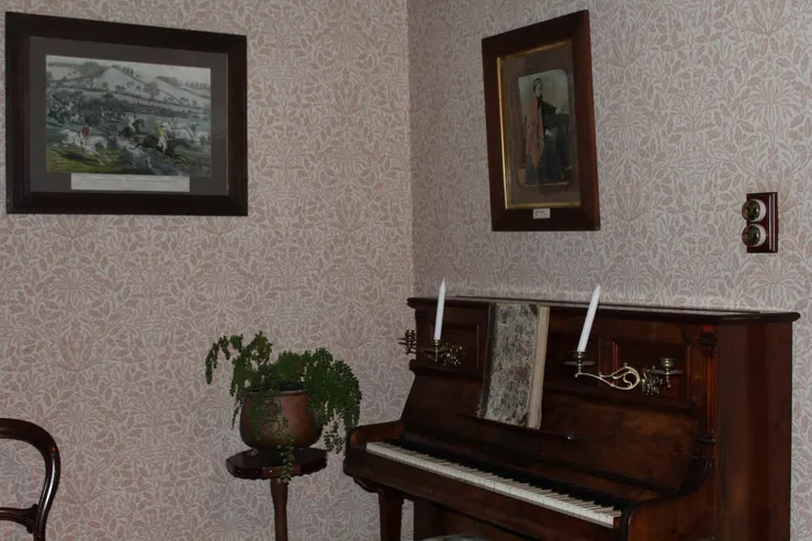 鋼琴上的蠟燭突然掉落(圖片來源:Paramormal NZ )