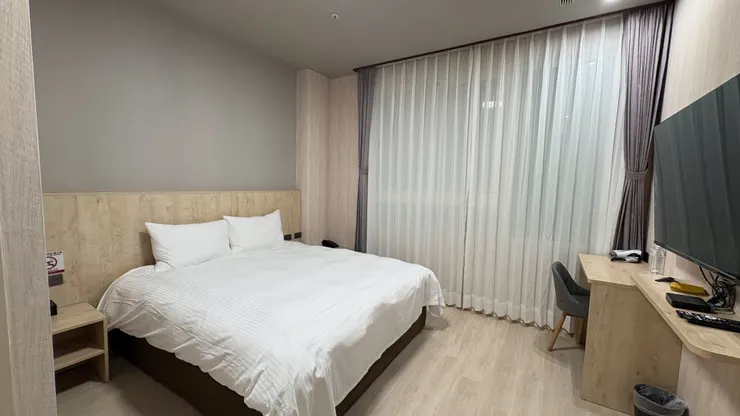 這空間對雙人來說相當夠用了。