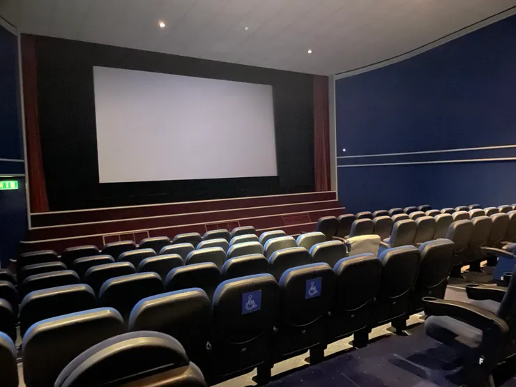 這是電影開始前的螢幕，看起來超小，電影開始後才會放大為完整尺寸