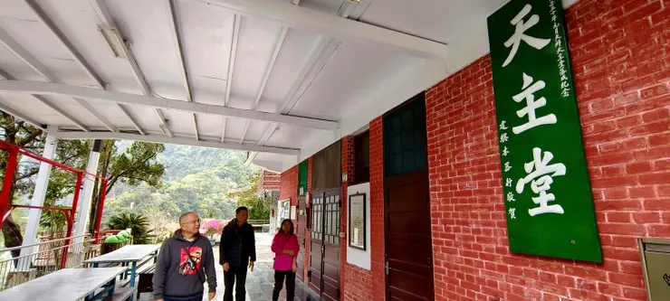 【經過天主堂到活動中心吃早餐！古樸的紅磚建築，很有味道。】