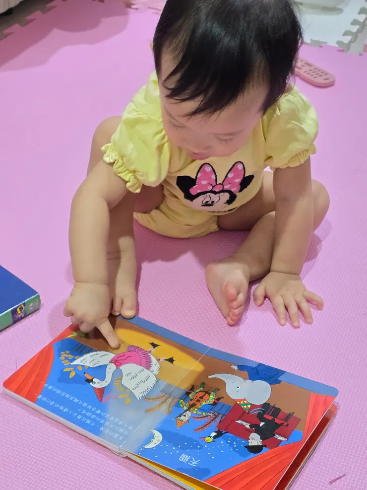 只要音樂一下，她就全身跟著節奏舞動，完全沉浸在自己的音樂世界裡，那種手舞足蹈、不亦樂乎的樣子超級可愛！