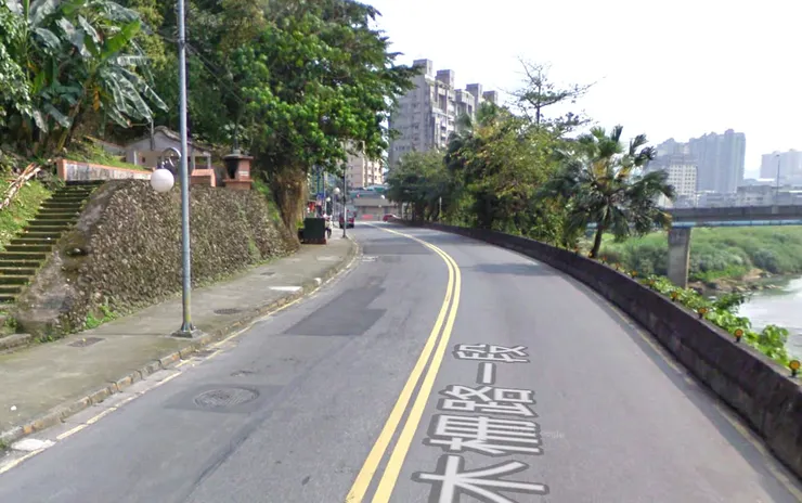 木柵路一段上的乞靈廟。圖片截自2009年Google map