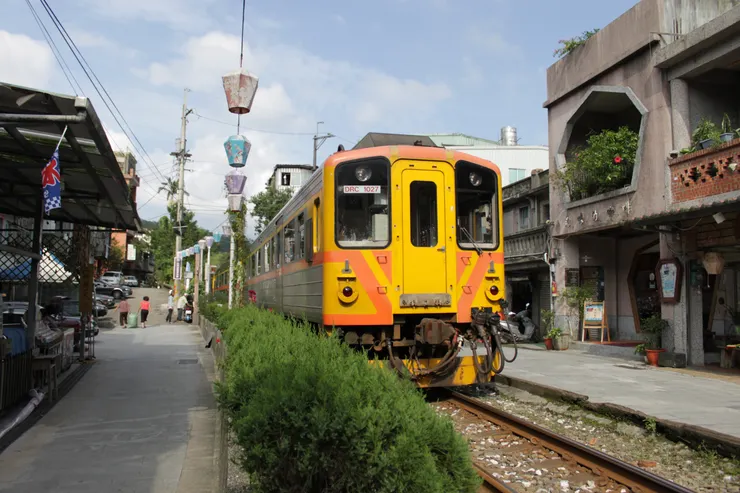 穿過十分老街的列車。（Source : 維基百科）（懊悔，我只顧著欣賞，沒有拍到火車穿街的照片啊啊啊啊啊）
