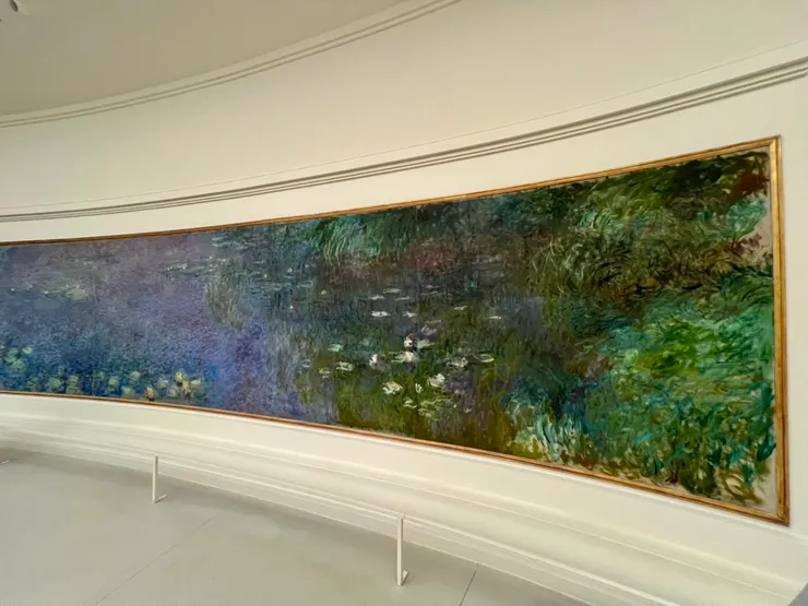 這張叫做「綠色的倒影（Green Reflections）」，畫的右方都是枝葉垂下的樹叢，綠色也就反映在水池中了。