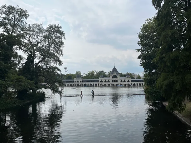 湖上有一條通往城堡的小路，看起來像人行走在湖上