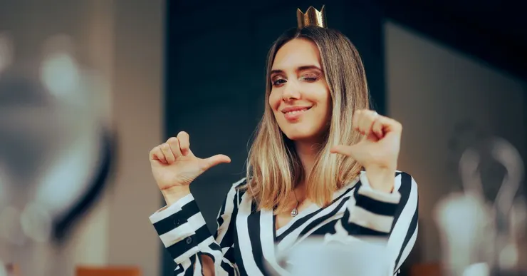 小心晉升陷阱，相較於毛遂自薦，低調實力派領導更勝一籌，透過科學化晉升策略，人資能幫助企業打造高效團隊與穩健績效！圖片來源：canva