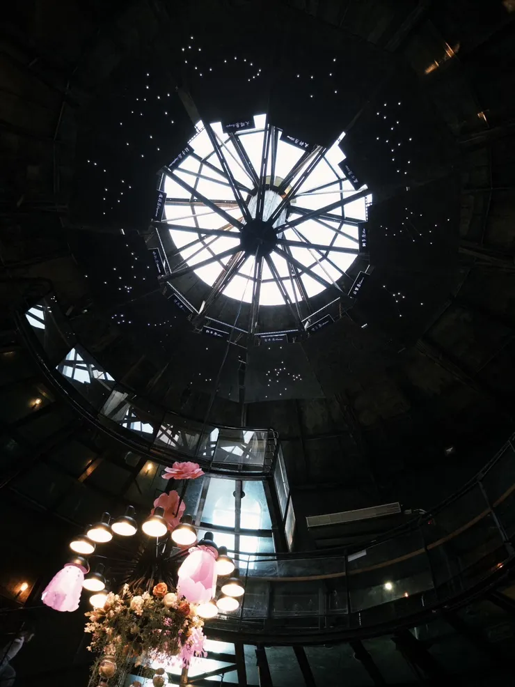 這邊也剛好是玩完飛天宅急便會經過的地方，裡面位置蠻多的，空間與裝潢也讓人很舒服。