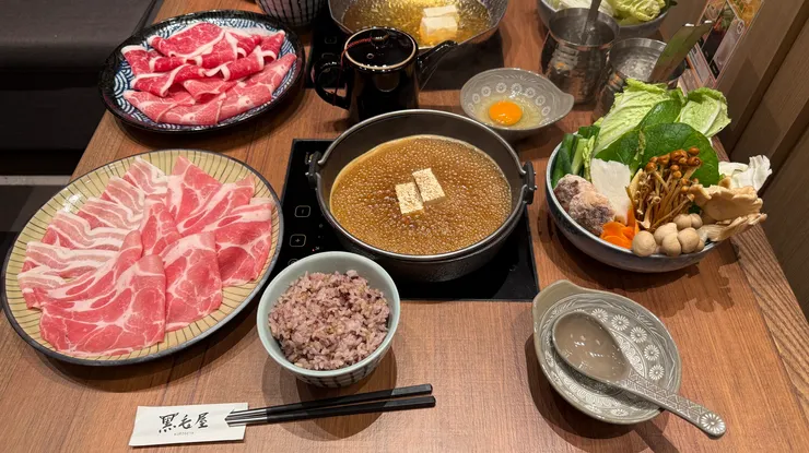 壽喜燒鍋底和 20號,芬蘭豬五花+豬梅花肉盤