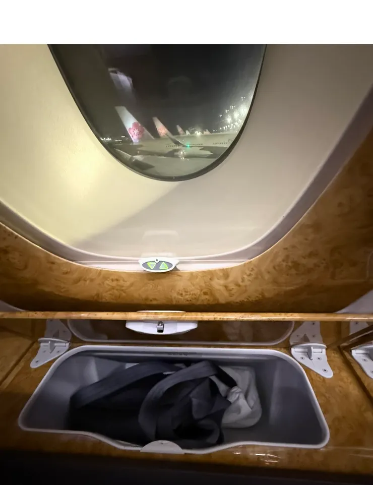 靠窗位置下方有個置物箱，收納空間很理想