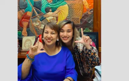 巴丹群島省長——Marilou Cayco和女兒