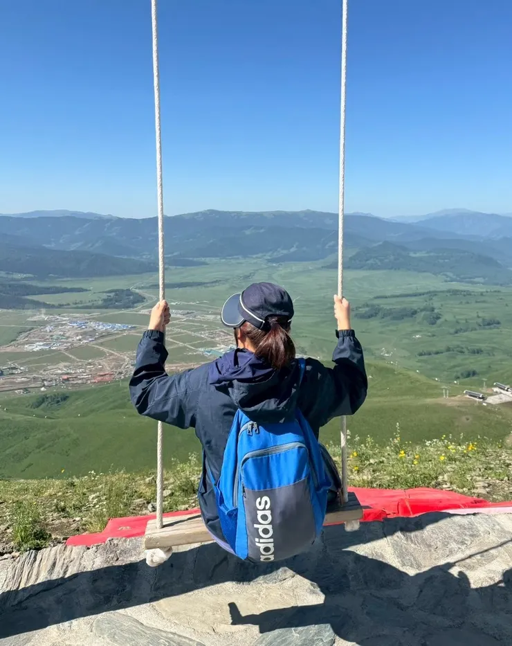 這裡有一個盪鞦韆，讓你邊盪邊欣賞眼前一望無際的山景風光，腳懸空滿刺激的