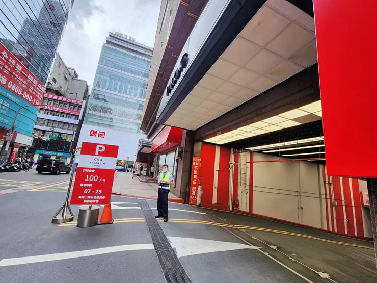 新光摩天大樓停車場入口就在許昌街上