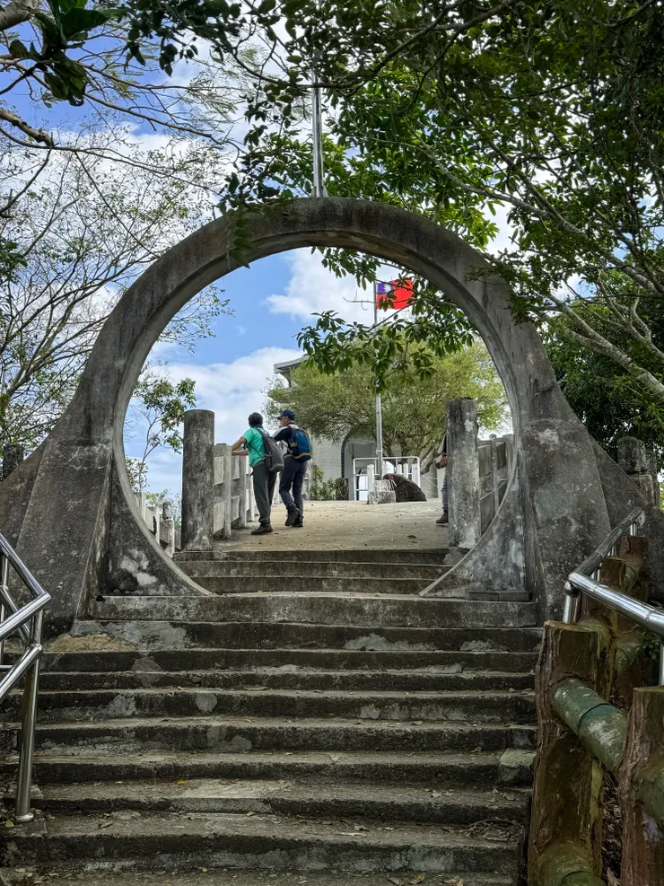 抵逹941個階梯的旗尾山