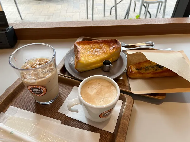 前排是冰拿鐵和熱拿鐵，後排是楓糖法式吐司和馬鈴薯奶油丹麥麵包。