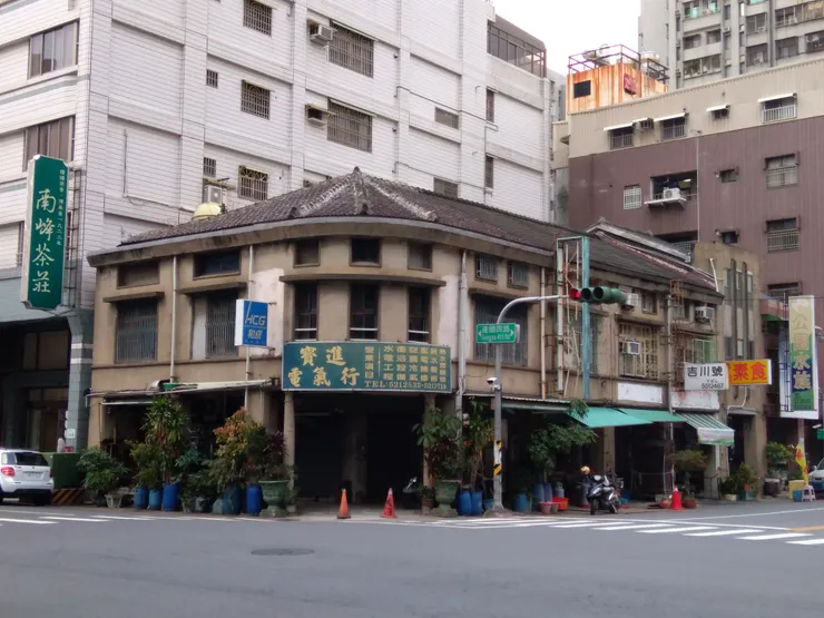 高雄鹽埕，台灣特有的街道氛圍。（照片為作者親自拍攝，請勿挪為他用）