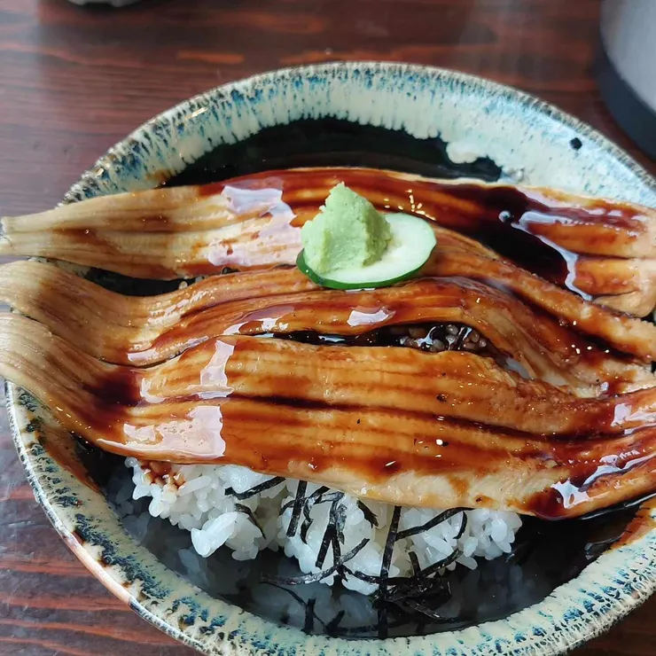 1000日幣能吃到三大塊鰻魚，而且十分好吃，真的是有夠賺