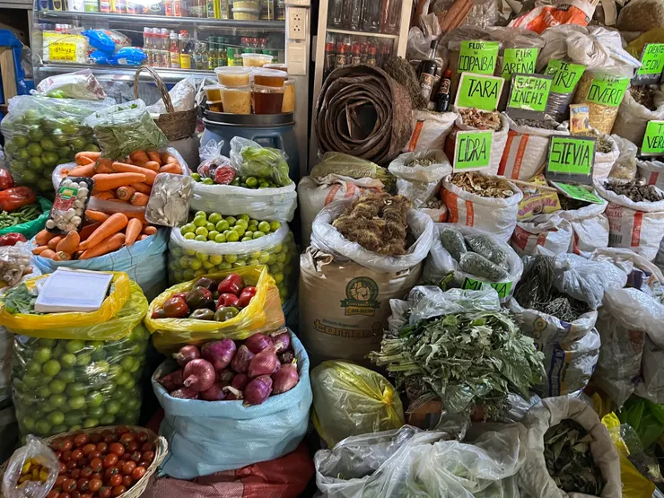 祕魯常見的蔬菜有馬鈴薯、玉米、番茄、洋蔥、酪梨、南瓜及辣椒等，葉菜較少。Mercado Central de San Pedro, Cusco, Peru.