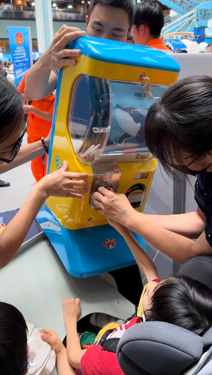 扭蛋機都搬到輪椅桌上了，更方便、更可及。