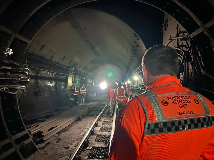英國節目「倫敦地鐵的秘密(Secrets of the London Underground)」重新走訪和探索了大英博物館的地鐵站，圖片來源：Twitter/Tim Dunn